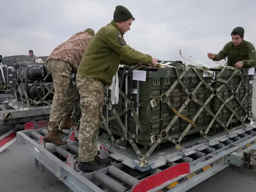 Vũ khí của Mỹ và các nước phương Tây liên tục được chở đến Ukraine (Ảnh: QQ).
