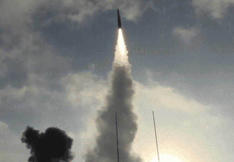 Tên lửa siêu thanh YJ-21 được phóng từ khu trục hạm Type 055 của Hải quân PLA (Ảnh: HQTQ).