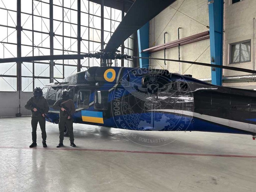 Trực thăng UH-60A Black Hawk sơn cờ hiệu Quân đội Ukraine (Ảnh: GUR).