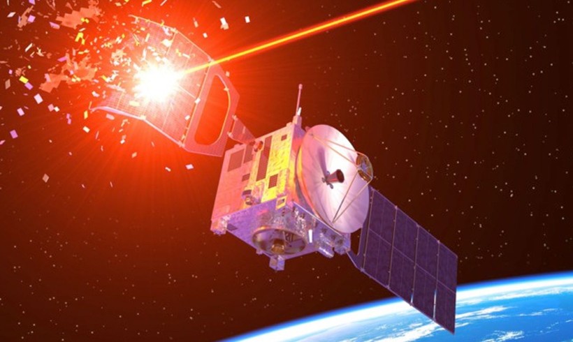 Hình ảnh mô phỏng vũ khí vi sóng Trung Quốc bắn hạ vệ tinh Starlink (Ảnh: The EurAsia).