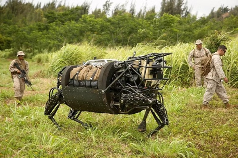 Robot "Big Dog" được quân đội Mỹ sử dụng đển vận chuyển vật tư, vũ khí trên nhiều loại địa hình (Ảnh" Toutiao).