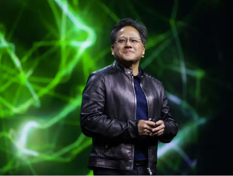 Hình ảnh Jensen Huang quen thuộc với chiếc áo khoác da (Ảnh: QQ). Jensen Huang.png