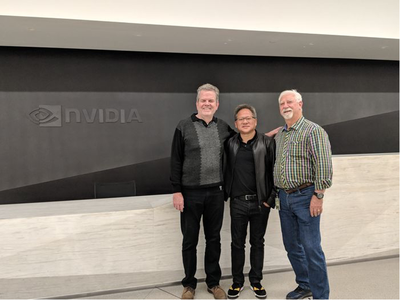 Jensen Huang và hai người bạn đồng sáng lập Nvidia (Ảnh: QQ). Jensen Huang va hai nguoi ban sang lap Nvidia.png