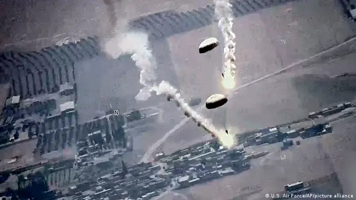 Máy bay Nga thả pháo sáng phía trước máy bay không người lái Mỹ (Ảnh: AP).