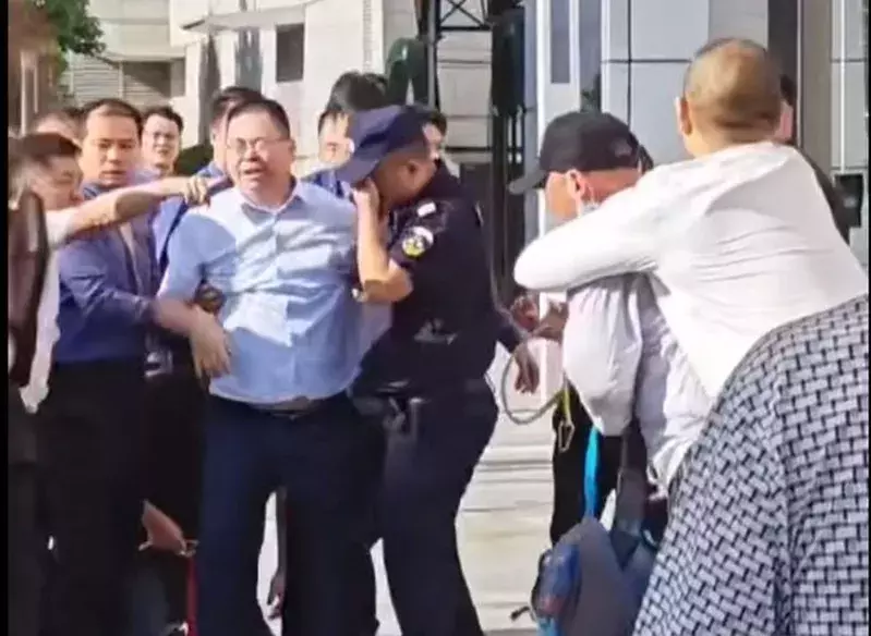Ông Diêu Chấn Hoa, Chủ tịch Tập đoàn Baoneng bị nhân viên hành hung trên phố đang gây xôn xao dư luận Trung Quốc (Ảnh: Sohu).
