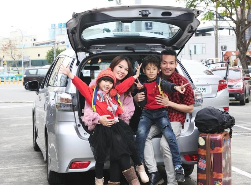 Thuê xe sang đi chơi Tết đang là trào lưu mới của các gia đình trẻ Trung Quốc (Ảnh: Sohu).