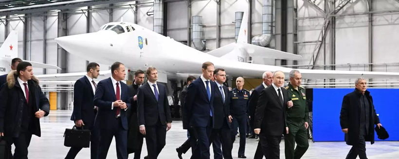 Tổng thống Nga Putin và Bộ trưởng Quốc phòng Shoigu thị sát Nhà máy Kazan và bay thử nghiệm máy bay ném bom chiến lược Tu-160M loại mới (Ảnh: Sputnik)