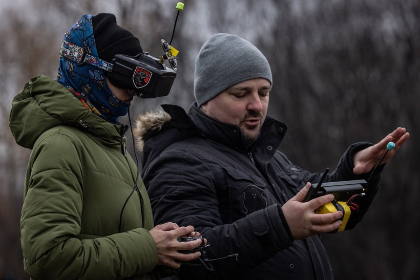 Chuyên gia Ukraine huấn luyện điều khiển UAV cho học viên (Ảnh: Thepaper).