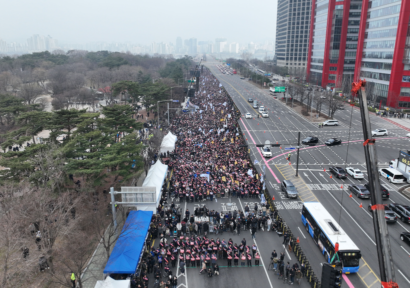 Hàng ngàn thầy thuốc Hàn Quốc biểu tình phản đối chính sách y tế của chính phủ tại Seoul hôm 3/3 (Ảnh: Thepaper).