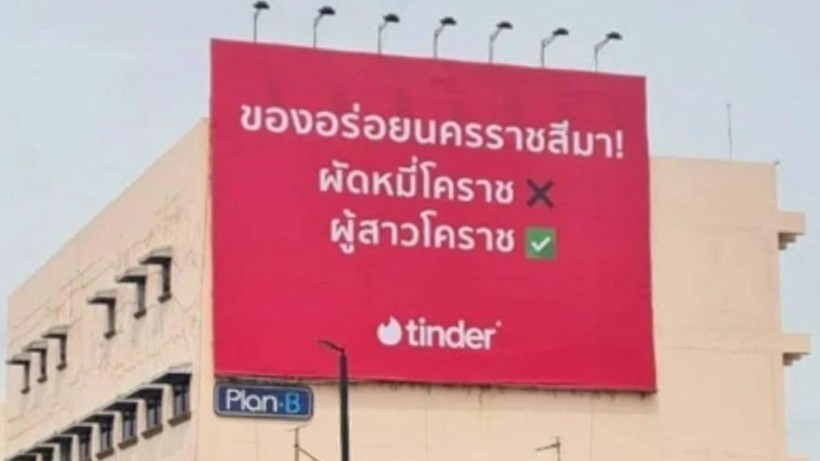 Những tấm biển quảng cáo mang nội dung phản cảm của Tinder ở Thái Lan (Ảnh: SingTao).