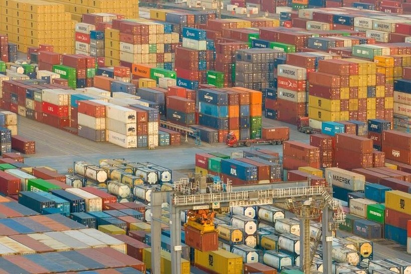 Khối lượng container khổng lồ tại cảng Nam Kinh, Trung Quốc ngày 3/1/2023. Ảnh AFP 