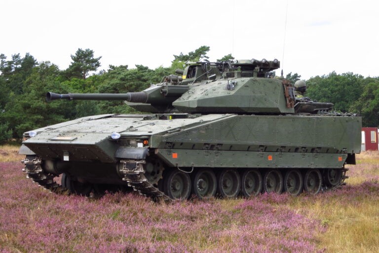 Một chiếc xe thiết giáp Strf9040C của quân đội Thụy Điển. Ảnh Wikimedia.