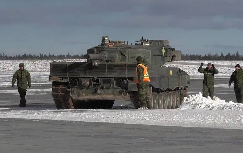 Quân đội Canada vận chuyển xe tăng Leopard 2A4M CAN cho quân đội Ukraine. Ảnh TopWar.