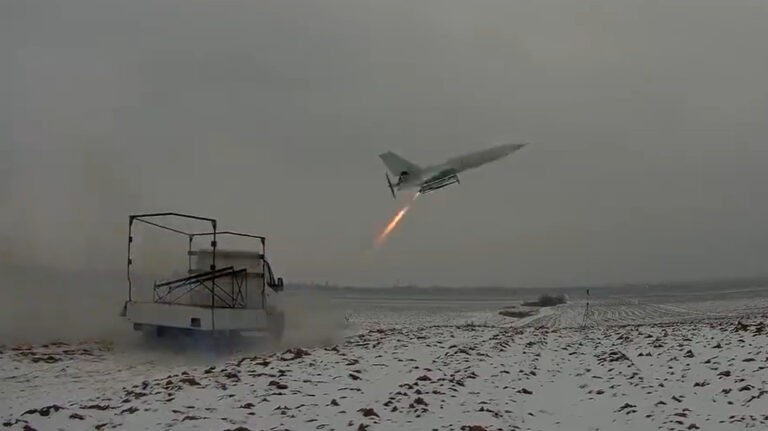Quân đội Ukraine phóng thành công một UAV tự sát mới chế tạo. Ảnh minh họa từ Video South Front