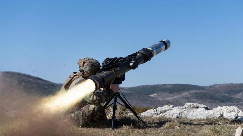 Phóng tên lửa chống tăng ATGM thế hệ 5 Akeron MP. Ảnh Military Ukraine. 