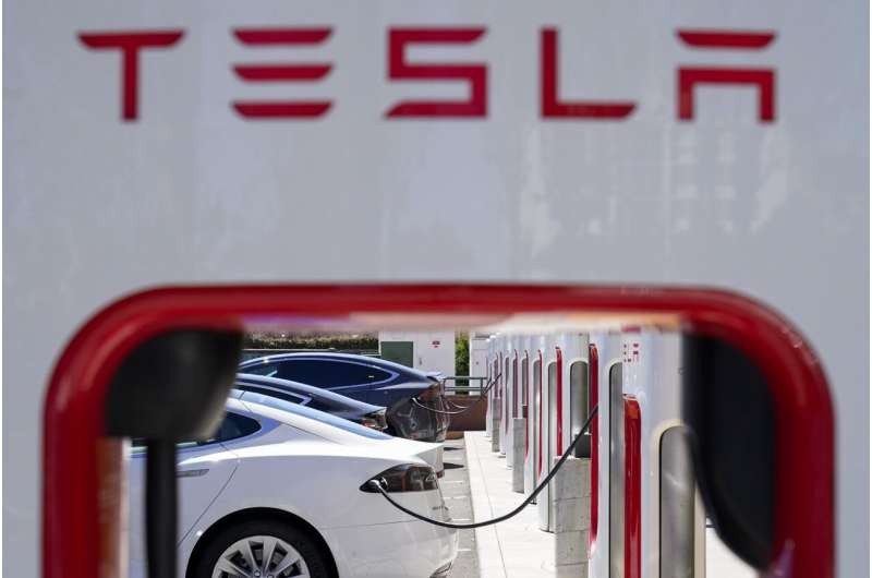 Xe Tesla sạc tại một trạm ở Emeryville, California, ngày 10/8/2022. Ảnh AP/Godofredo A. Vásquez