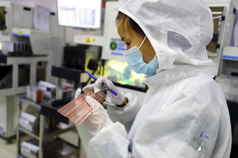 Một công nhân ghi lại quá trình sản xuất chip tại một xưởng đúc Khu công nghệ cao Liangping, Trùng Khánh. Ảnh: Costfoto/Future Publishing/Getty Images