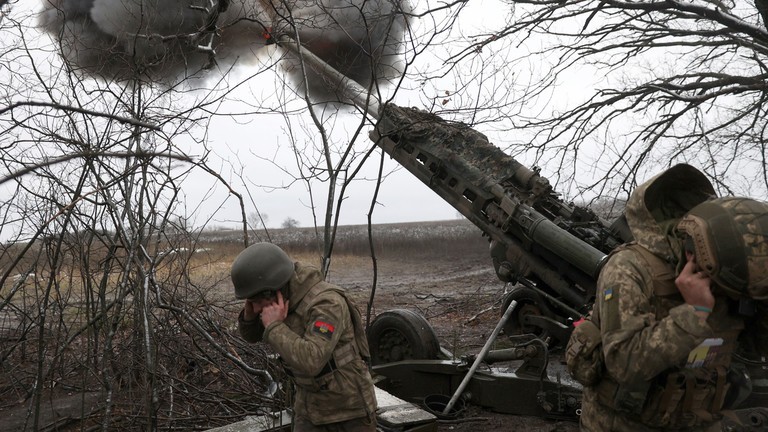 Pháo thủ Ukraine bắn lựu pháo M777 vào chiến tuyến của Nga trên chiến trường phía đông Ukraine ngày 23/11/2022. Ảnh Anatolii Stepanov / AFP