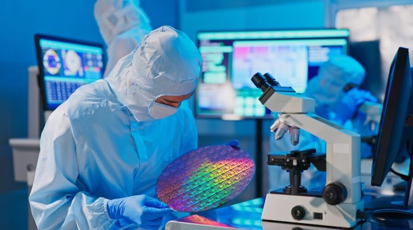 Các nhà khoa học nghiên cứu các tấm wafer chip silicon. Ảnh Shutterstock. 