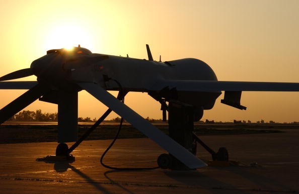 UAV vũ trang Predator chuẩn bị cho nhiệm vụ giám sát ban đêm trên bầu trời Iraq ngày 11/2/ 2004 tại Căn cứ Không quân Balad ở Iraq.