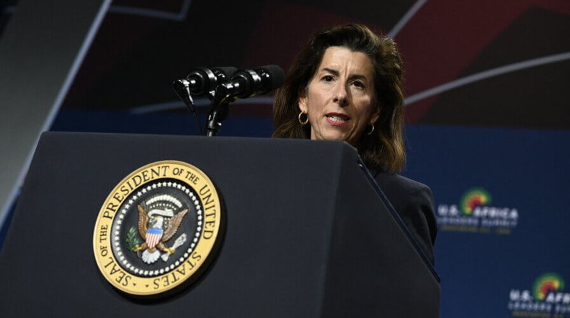 Bộ trưởng Bộ Thương mại Mỹ Gina Raimondo công bố các quy định mới về khoản tài trợ sản xuất chip nội địa. Ảnh Tech Wire Asia.