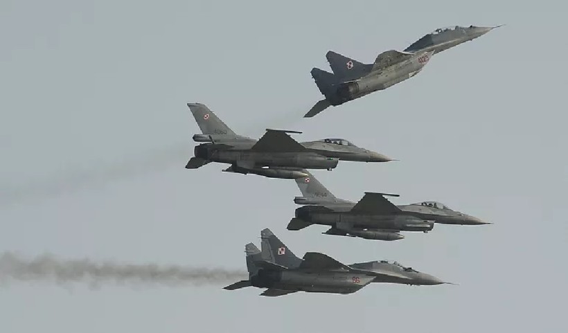 2 chiếc Mig 29 do Nga sản xuất và 2 chiếc F-16 do Mỹ sản xuất của Không quân Ba Lan trong Triển lãm Hàng không ở Radom, Ba Lan, ngày 27/8/2011. Ảnh AP