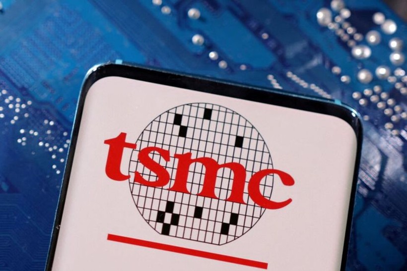 Logo của công ty TSMC trên điện thoại thông minh, chụp ngày 6/3 2023. Reuters/Dado Ruvic/Illustration/File Photo