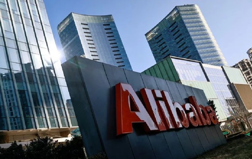 Logo Tập đoàn Alibaba tại văn phòng ở Bắc Kinh, Trung Quốc, ngày 5/1/2021. REUTERS/Thomas Peter