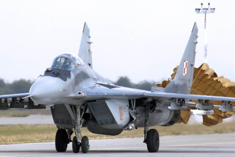 MiG-29 của lực lượng không quân Ba Lan sau khi kết thúc một nhiệm vụ. Ảnh Lực lượng Không quân Mỹ, Thượng sĩ John E. Lasky.