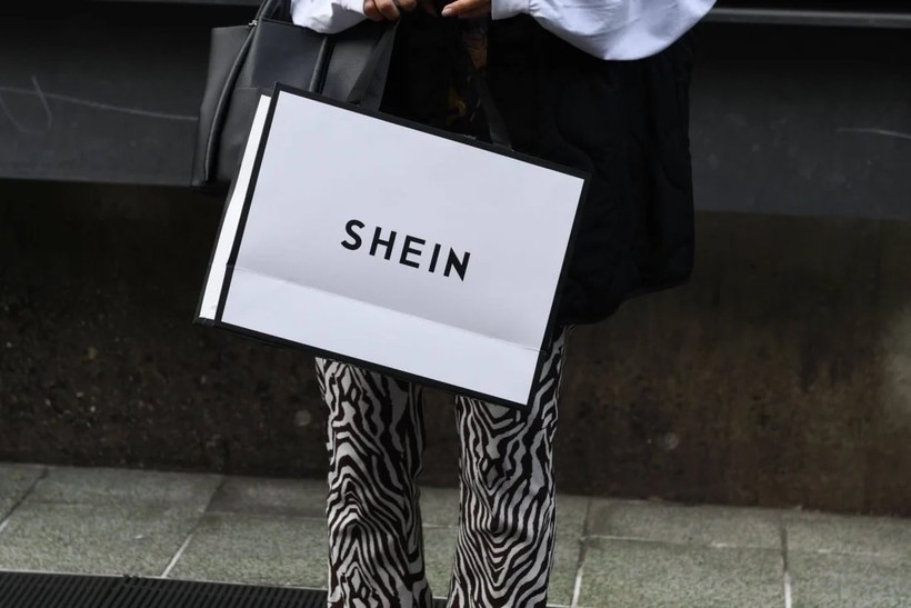 Một khách hàng cầm túi Shein bên ngoài showroom Tokyo, ngày 13/11/2022. Ảnh: Bloomberg