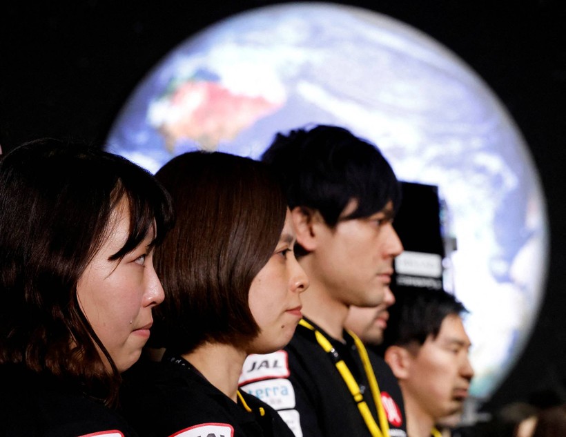 Các nhân viên của Ispace ở Tokyo sau khi nhận biết đã mất tín hiệu từ tàu đổ bộ mặt trăng Hakuto-R. Ảnh Reuters
