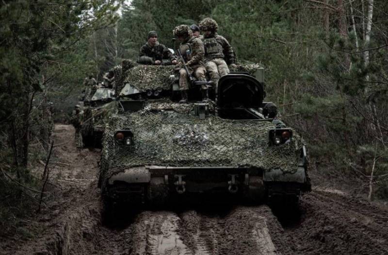 Quân đội Ukraine huấn luyện chiến đấu với xe thiết giáp M2 Bradley của Mỹ. Ảnh Military Ukraine. 