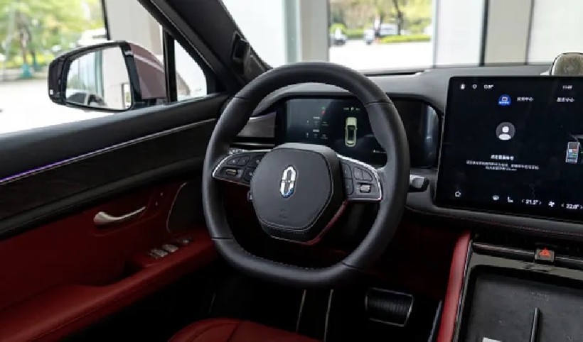 Thương hiệu ô tô điện Aito do Huawei đồng phát triển hiện mẫu M5 với công nghệ hỗ trợ người lái mới. Ảnh Bloomberg
