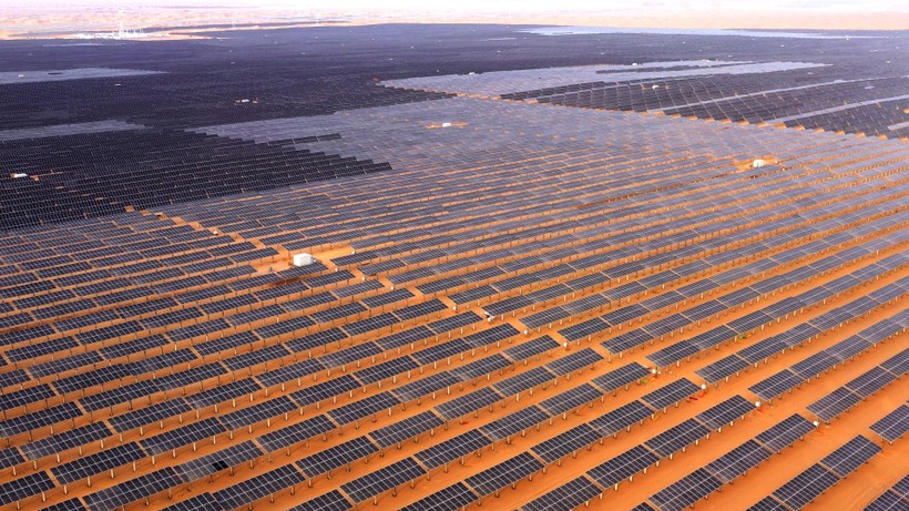Nhà máy điện mặt trời trên sa mạc Tengger ở khu tự trị Hồi Ninh Hạ, sản xuất ra 1,8 tỷ kilowatt giờ mỗi năm. Ảnh China Daily.