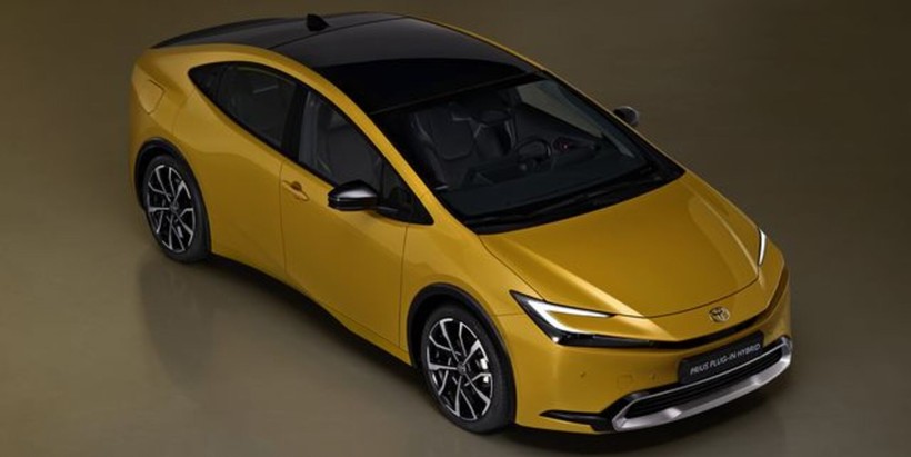 Xe điện Toyota Prius PHEV sẽ được lắp đặt pin mặt trời dị thể trên nóc xe. Ảnh pv-magazine Nhật Bản.