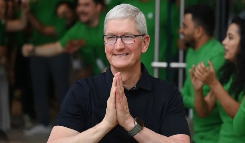 Giám đốc điều hành của Apple Tim Cook lễ khai trương cửa hàng bán lẻ đầu tiên của Apple ở Ấn Độ, tại Mumbai vào ngày 18/4/ 2023. Ảnh Punit Paranjpe, giám đốc điều hành Apple Ấn Độ /AFP/Getty Images.