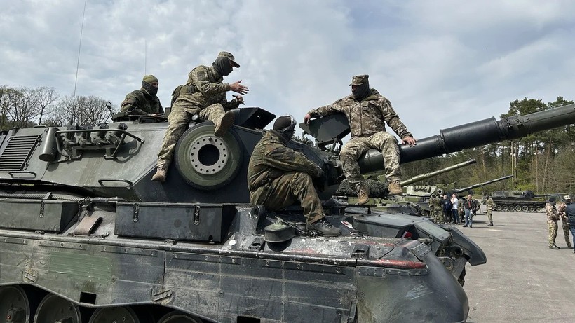 Binh sĩ Ukraine huấn luyện với xe tăng Leopard-1 tại Đức, ngày 5/5/ 2023. Ảnh: Reuters.