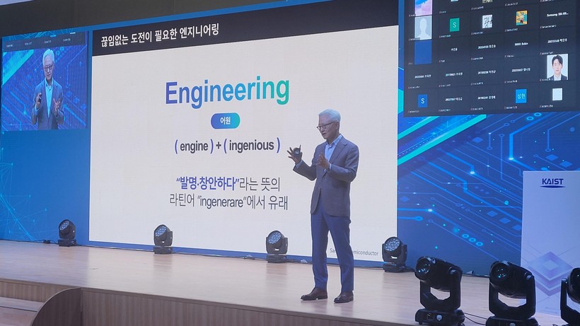 Đồng CEO Samsung Electronics Kyung Kye-hyun giảng bài cho sinh viên tại Viện Khoa học và Công nghệ Tiên tiến Hàn Quốc ở Daejeon, tỉnh Nam Chungcheong ngày 4/5. Ảnh Samsung Electronics.
