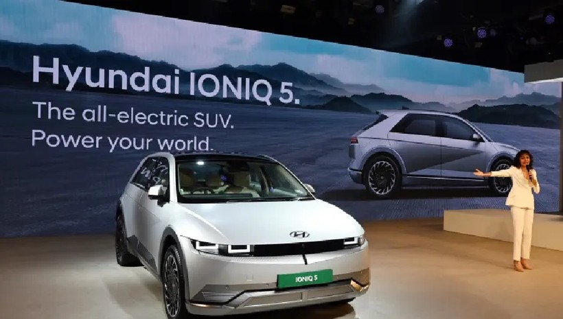 Chiếc SUV ‘IONIQ 5’ chạy điện của Hyundai trong buổi ra mắt tại Auto Expo 2023 ngày 11/1/2023 ở Greater Noida, Ấn Độ. Ảnh Ajay Aggarwal/Thời báo Hindustan/ Getty Images