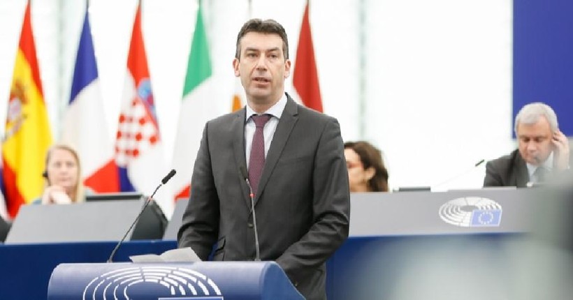 Nhà lập pháp Rumani Dragos Tudorache, đồng lãnh đạo dự thảo luật AI, thông qua một Ủy ban của Nghị viện Châu Âu ngày 11/5. Ảnh: Liên minh châu Âu