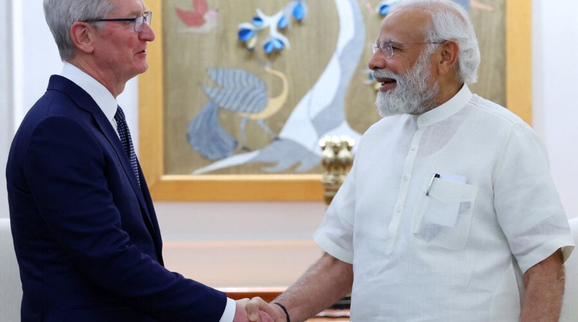 Thủ tướng Ấn Độ Narendra Modi gặp giám đốc điều hành Apple Tim Cook ngày 19/4. Ảnh Tech Wire Asia
