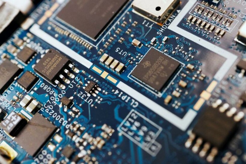 Chip bán dẫn trên bảng mạch của máy tính, ngày 25/2/2022. Reuters/Florence Lo/Illustration