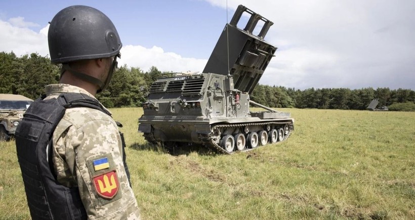Na Uy và Vương quốc Anh đang hợp tác cung cấp cho Ukraine pháo phản lực tên lửa M270 (MLRS). Ảnh Military Ukraine.