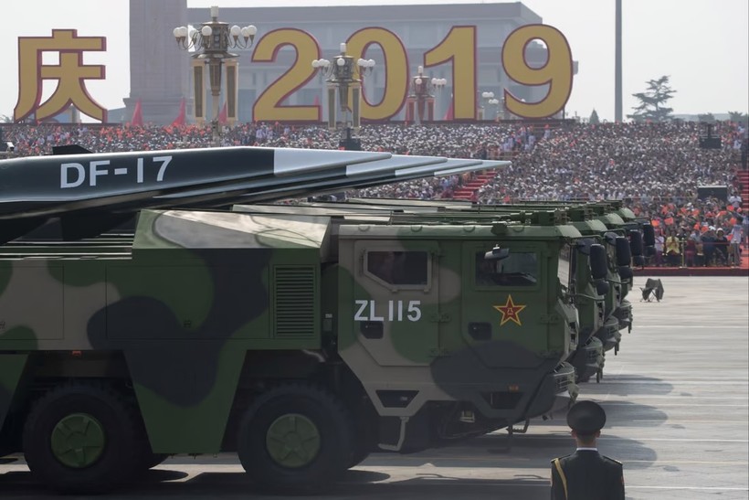 Tên lửa đạn đạo tầm trung DF-17 trong cuộc diễu binh ngày Quốc Khánh Trung Quốc năm 2019. Ảnh SCMP