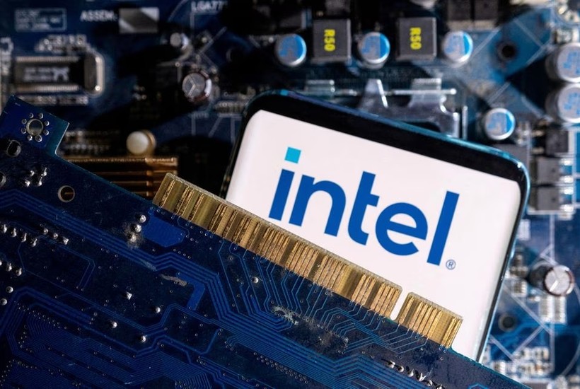Điện thoại thông minh có logo Intel chụp ngày 6/3/2023. Reuters/Dado Ruvic/Illustration/