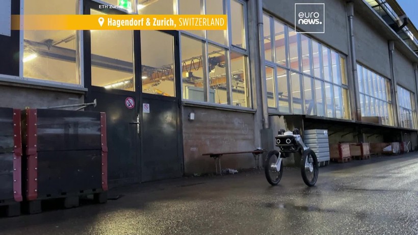 Robot tuần tra của công ty khởi nghiệp Thụy Sĩ Ascento. Ảnh Yahoo News UK
