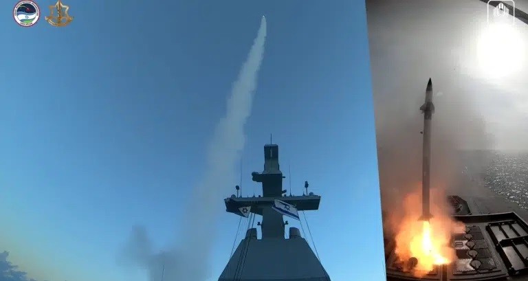 Hải quân Israel thử nghiệm bắn đạn thật hệ thống phòng không C-Dome từ hộ tống hạm lớp Sa'ar 6. Ảnh Naval News