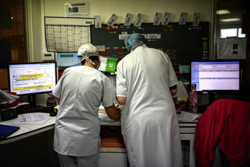 Các y tá làm việc tại khoa ung thư nhi của bệnh viện AP-HP Armand Trousseau ở Paris ngày 16/3/2021. Ảnh Getty
