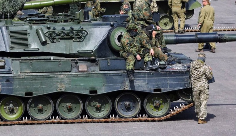Quân nhân Ukraine trong quá trình huấn luyện trên xe tăng Leopard 1 ở Đức, ngày 5/5/2023. Ảnh: Reuters