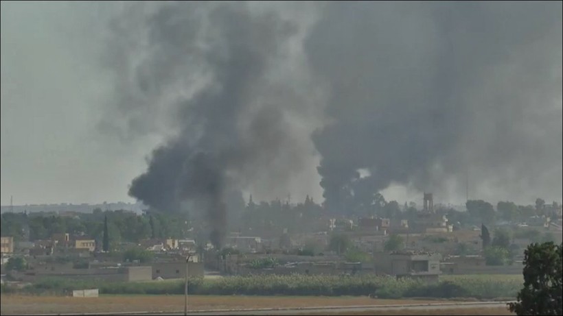 Quân đội Thổ Nhĩ Kỳ và lực lượng Hồi giáo cực đoan pháo kích vào thị trấn Rifaat, Aleppo, Syria. Ảnh ANHA